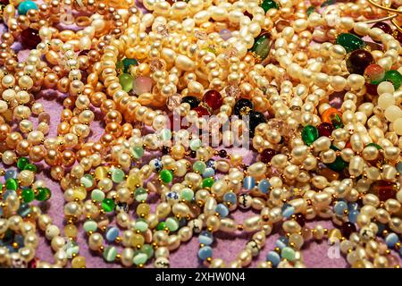 collier jumble. beaucoup de colliers de perles sur la table dans le magasin. Banque D'Images