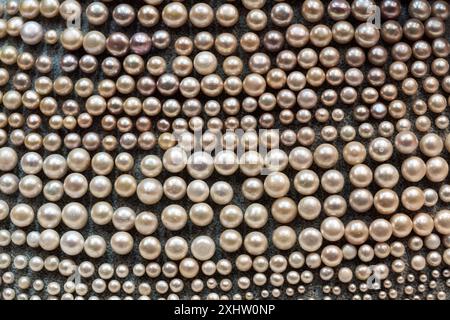 collier jumble. beaucoup de colliers de perles sur la table dans le magasin. Banque D'Images