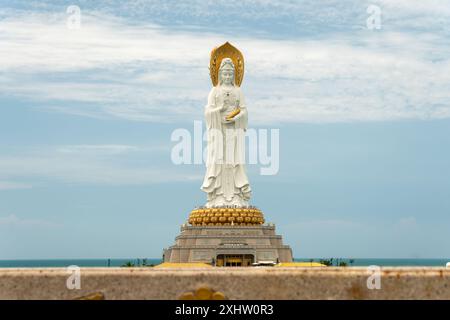 Belle vue de face de 108m de haut Guanyin de la statue de la mer du Sud du bouddhisme Nanshan. Temple du parc culturel au lever du soleil à Sanya dans l'île de Hainan en Chine Banque D'Images
