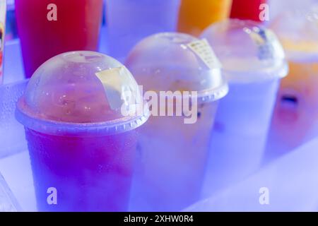 Boissons gazeuses dans des gobelets en plastique dans le réfrigérateur Banque D'Images