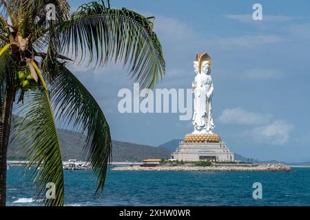 Statue de la déesse Guanyin sur le territoire du parc culturel bouddhiste Nanshan, île de Hainan Banque D'Images