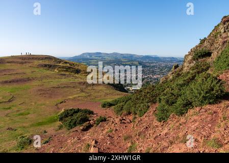 Une vue lointaine des collines Pentland vues du côté sud d'Arthur's Seat à Édimbourg, en Écosse. Banque D'Images