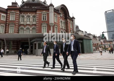 Tokyo, Japon. 23 mai 2024. Des hommes d'affaires japonais traversent la route devant la gare de Tokyo, le 23 mai 2024. - 20240523 PD30151 crédit : APA-PictureDesk/Alamy Live News Banque D'Images