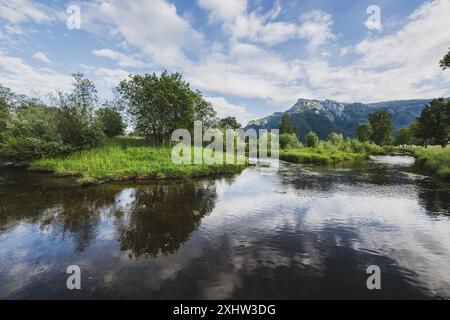 Der Glanbach, die Glan, entspringt am Fuße des Untersberg und fließt durch die Stadt Salzburg WO sie beim Glanspitz in die Salzach mündet. Mehrere Abschnitte des Baches wurden über die Jahre renaturiert. IM Bild : Der Renaturieungsabschnitt à Salzbourg-Leopoldskron. Salzbourg am 29.06.2024. // le Glanbach, le Glan, s'élève au pied de l'Untersberg et traverse la ville de Salzbourg où il se jette dans la Salzach à Glanspitz. Plusieurs sections du ruisseau ont été renaturées au fil des ans. Dans l'image : la section de renaturation à Salzbourg-Leopoldskron. Salzbourg le 29 juin 2024. - Banque D'Images