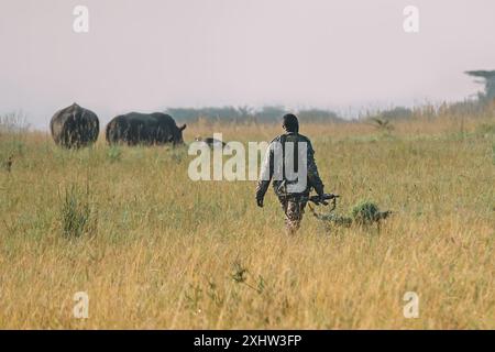 Un soldat africain en uniforme militaire patrouille dans le parc national de Nairobi au Kenya. Banque D'Images