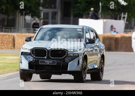 Voiture hybride rechargeable BMW XM Label 2023 gravissant la piste de montée de colline lors du Goodwood Festival of Speed 2024 Motorsport Event à West Sussex, au Royaume-Uni Banque D'Images