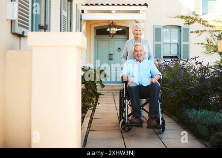 Couple aîné, fauteuil roulant et soutien pour la récupération, l'amour et l'homme avec une blessure d'invalidité à l'extérieur. Liberté, mari ou rupture de maison de retraite avec Banque D'Images