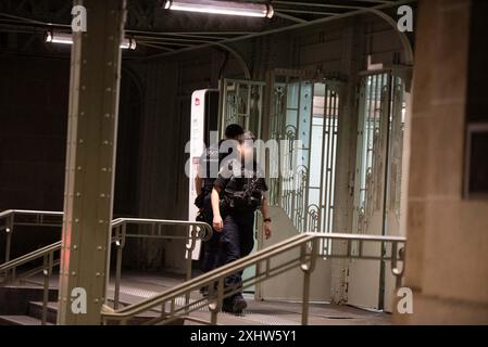 Paris, France. 15 juillet 2024. Les soldats montent la garde devant la gare de l'est, après qu'un soldat de l'opération Sentinel ait été blessé à l'épaule par un homme armé de couteaux, à Parisn, en France, le 15 juillet 2024. L'homme soupçonné d'avoir poignardé un soldat à la gare de l'est lundi soir est âgé de 40 ans et est déjà connu par la loi pour un meurtre commis en 2018, pour lequel il a été admis dans un hôpital psychiatrique. Photo Florian Poitout/ABACAPRESS. COM Credit : Abaca Press/Alamy Live News Banque D'Images