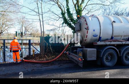 Photo du dossier datée du 10/01/24 d'un pétrolier pompant les eaux usées excédentaires de la station de pompage des eaux usées de Lightlands Lane à Cookham, Berskhire qui a inondé après de fortes pluies. Le régulateur de l'eau OFWAT a révélé qu'il peut maintenant prendre des mesures coercitives contre les 11 compagnies d'eau en Angleterre et au pays de Galles, dans le cadre de son enquête sur leurs installations de traitement des eaux usées. Date d'émission : mardi 16 juillet 2024. Banque D'Images