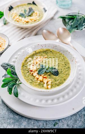 Soupe de chou frisé de palmier vert avec noix de macadamia rôties, nourriture végétalienne Banque D'Images