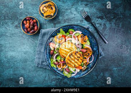Salade fraîche avec fromage grillé, tomates, laitue, champignons grillés, concombre et olives Banque D'Images