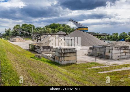 Carrière de gravier, usine - production industrielle de pierre, usine industrielle avec convoyeur à bande dans l'exploitation minière à ciel ouvert Banque D'Images