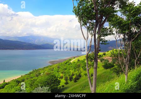 Vue aérienne du réservoir de Charvak, région de Tachkent, Ouzbékistan, asie centrale. Vue de dessus sur le lac Charvak est un réservoir d'eau dans le district de Bostanliq, Banque D'Images