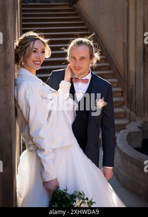 Portrait d'un couple amoureux. La mariée et le marié se tiennent contre le mur sur les marches Banque D'Images