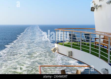 En mer, Océan Pacifique - 21 mars 2019 : vue sereine depuis la poupe du bateau de croisière. Banque D'Images