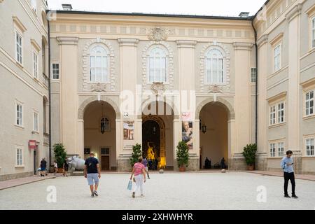 Salzbourg, Autriche. 30 juin 2024. DomQuartier Salzburg sur Residenzplatz dans le centre-ville Banque D'Images