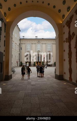 Salzbourg, Autriche. 30 juin 2024. DomQuartier Salzburg sur Residenzplatz dans le centre-ville Banque D'Images