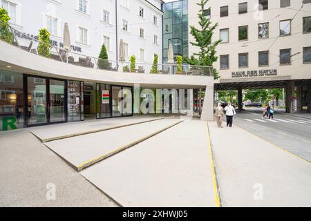 Salzbourg, Autriche. 1er juillet 2024. Vue extérieure du musée Haus of Natur en centre-ville Banque D'Images