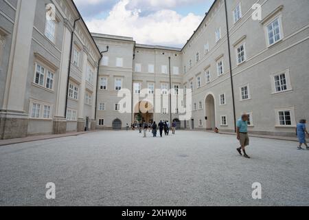 Salzbourg, Autriche. 30 juin 2024. DomQuartier Salzburg sur Residenzplatz dans le centre-ville Banque D'Images