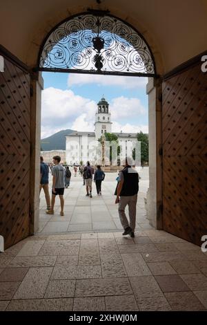 Salzbourg, Autriche. 30 juin 2024. DomQuartier Salzburg sur Residenzplatz dans le centre-ville Banque D'Images