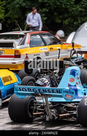 Variété de voitures de sport automobile après avoir gravi la piste de montée de colline au Goodwood Festival of Speed 2024 événement de sport automobile à West Sussex, Royaume-Uni Banque D'Images