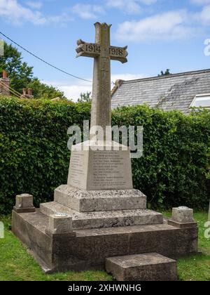 Mémorial de guerre de la 1ère Guerre mondiale dans le cimetière de St Mary la Vierge, Holme Next the Sea, Norfolk, Royaume-Uni Banque D'Images