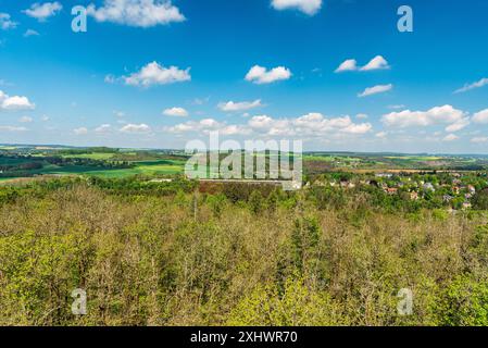 Vallée d'Elstertal avec Elstertalbrucke et paysage rural vallonné autour de la tour de guet Julius-Mosen-Turm au-dessus du barrage Talsperre Pohl en Saxe durin Banque D'Images