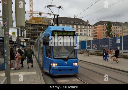 öffentlicher Personennahverkehr - ÖPNV. München MVV - MVG Tram am Hauptbahnhof. Strassenbahn der Linie 19 nach Berg am Laim *** Transports publics locaux Munich MVV MVG Tram à la gare principale ligne de tramway 19 jusqu'à Berg am Laim Banque D'Images