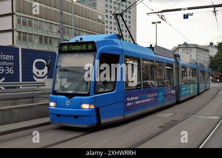 öffentlicher Personennahverkehr - ÖPNV. München MVV - MVG Tram am Hauptbahnhof. Strassenbahn der Linie 19 nach Pasing - Bahnhof *** Transports publics locaux Munich MVV MVG Tram à la gare principale ligne de tramway 19 jusqu'à la gare de Pasing Banque D'Images