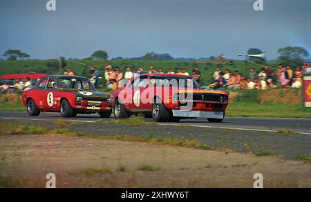 Roy Pierpoint Chevrolet Camaro devant Frank Gardner Ford Escort Twin Cam, British Saloon car Championship Croft Autodrome Darlington 1969 Angleterre Banque D'Images