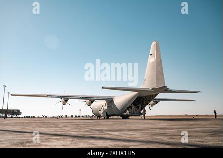 Des aviateurs de la 386th Air Expeditionary Wing s'assoient et attendent à l'arrière d'un C-130J Super Hercules à un endroit non divulgué dans la U.S. Central Co Banque D'Images