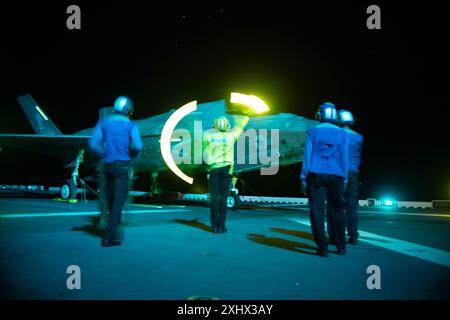 PHILIPPINE SEA (13 juillet 2024) les marins affectés au navire d'assaut amphibie déployé à l'avant USS America (LHA 6) terminent les opérations aériennes avec un an Banque D'Images