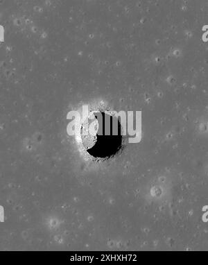 La photo distribuée montre la fosse Mare Tranquillitatis vue par Lunar reconnaissance Orbiter de la NASA. Les données radar de Lunar reconnaissance Orbiter de la NASA ont révélé ce qu'ils pensent être la grotte la plus profonde connue sur la lune, avec une entrée «puits de lumière» de 330 pieds (100 mètres) de large. La grotte, qui pourrait potentiellement être un emplacement pour une future base lunaire, se trouve à Mare Tranquillitatis – latin pour mer de tranquillité – près du lieu d’atterrissage d’Apollo 11, la première mission à débarquer des gens sur la lune il y a 55 ans cette semaine. Des chercheurs de l'Université de trente en Italie ont révélé plus sur Mare Tranqu Banque D'Images