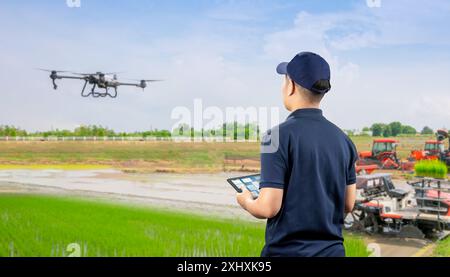 Concept de technologie agricole avec le travail d'ingénieur agricole avec le drone voler au-dessus Banque D'Images