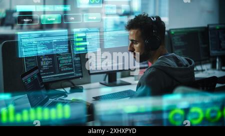 Développeur de logiciels travaillant sur l'ordinateur, ingénierie de réseaux neuronaux, apprentissage automatique, Big Data, Intelligence artificielle. La projection du langage d'encodage modifié superpose l'écran. Vue latérale Banque D'Images