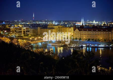 Vue aérienne en soirée de Prague, capitale de la République tchèque, vue depuis le parc Letna, le 15 juillet 2024 Banque D'Images