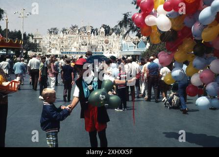 Vendeur de ballons et foule à l'extérieur C'est une attraction Small World dans le DISNEYLAND original à Anaheim, Californie en 1970 à partir de diapositives 35mm transparentes prises par un visiteur Banque D'Images