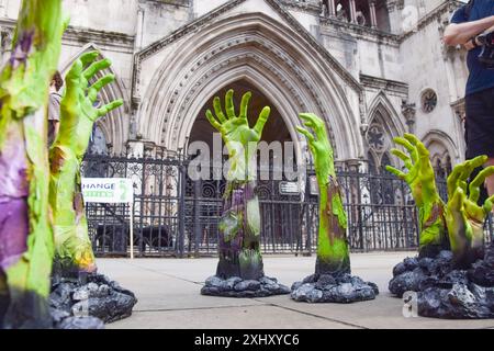 Londres, Royaume-Uni. 16 juillet 2024. Les activistes des amis de la Terre placent des armes de « charbon zombie » devant les tribunaux royaux alors que commence la contestation judiciaire de la mine de charbon de Whitehaven en Cumbria. Crédit : Vuk Valcic/Alamy Live News Banque D'Images