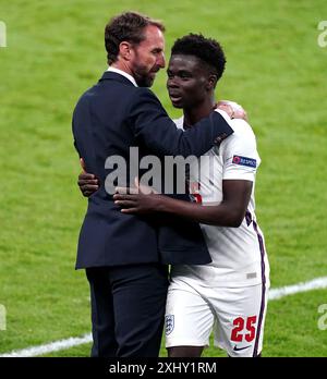 Photo du dossier datée du 22-06-2021 de l'anglais Bukayo Saka (à droite) félicitée par l'entraîneur Gareth Southgate lors du match du Groupe d de l'UEFA Euro 2020 au stade de Wembley, Londres. Gareth Southgate va quitter son rôle de manager de l'Angleterre, a annoncé la Football Association. Date d'émission : mardi 16 juillet 2024. Banque D'Images