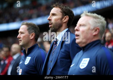 Photo du dossier datée du 08-10-2016 de l'entraîneur intérimaire de l'Angleterre Gareth Southgate (au centre) avec les assistants Steve Holland (à gauche) et Sammy Lee avant le match de qualification pour la Coupe du monde de la FIFA 2018 au stade de Wembley, Londres. Gareth Southgate va quitter son rôle de manager de l'Angleterre, a annoncé la Football Association. Date d'émission : mardi 16 juillet 2024. Banque D'Images