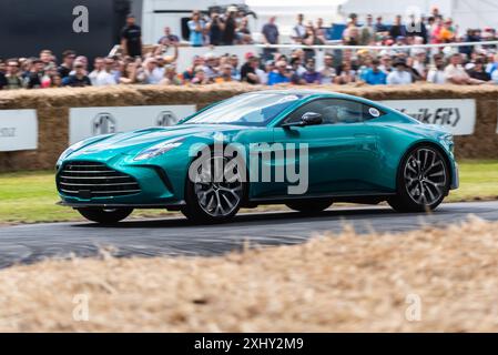 2024 Aston Martin Vantage coupé voiture de sport en montée sur la piste de montée de colline au Goodwood Festival of Speed 2024 événement de sport automobile à West Sussex, Royaume-Uni Banque D'Images