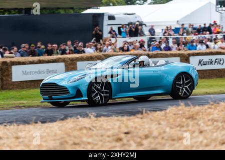 2024 Aston Martin DB12 volante Grand Tourer gravissant la piste d'escalade lors du Goodwood Festival of Speed 2024 Motorsport Event à West Sussex, Royaume-Uni Banque D'Images