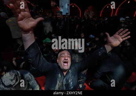 Karbala, Irak. 16 juillet 2024. Les musulmans chiites irakiens participent à une procession religieuse avant le jour de l'Achoura, le dixième jour du mois de Mouharram. Mouharram est considéré comme un mois de deuil et de souvenir pour les musulmans chiites du monde entier, au cours duquel ils commémorent le martyre du petit-fils du prophète islamique Mahomet Husayn ibn Ali, tué lors de la bataille de Karbala au VIIe siècle. Crédit : Ameer Al-Mohammedawi/dpa/Alamy Live News Banque D'Images