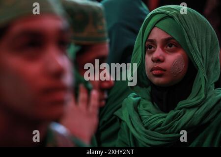 Karbala, Irak. 16 juillet 2024. Les musulmans chiites irakiens participent à une procession religieuse avant le jour de l'Achoura, le dixième jour du mois de Mouharram. Mouharram est considéré comme un mois de deuil et de souvenir pour les musulmans chiites du monde entier, au cours duquel ils commémorent le martyre du petit-fils du prophète islamique Mahomet Husayn ibn Ali, tué lors de la bataille de Karbala au VIIe siècle. Crédit : Ameer Al-Mohammedawi/dpa/Alamy Live News Banque D'Images