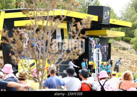 Gruissan, France. 16 juillet 2024. Le podium de départ de l'étape 16 du Tour de France 2024, de Gruissan à Nîmes (188, 6 km), le mardi 16 juillet 2024. La 111ème édition du Tour de France débute le samedi 29 juin et se termine à Nice le 21 juillet. BELGA PHOTO DAVID PINTENS crédit : Belga News Agency/Alamy Live News Banque D'Images