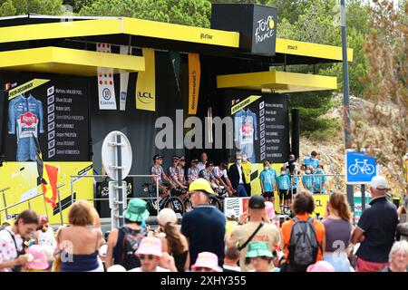 Gruissan, France. 16 juillet 2024. Le podium de départ de l'étape 16 du Tour de France 2024, de Gruissan à Nîmes (188, 6 km), le mardi 16 juillet 2024. La 111ème édition du Tour de France débute le samedi 29 juin et se termine à Nice le 21 juillet. BELGA PHOTO DAVID PINTENS crédit : Belga News Agency/Alamy Live News Banque D'Images