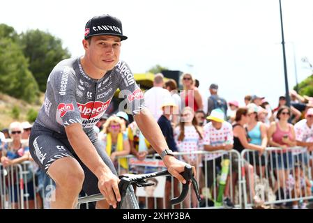 Gruissan, France. 16 juillet 2024. Le belge Jasper Philipsen d'Alpecin-Deceuninck photographié au départ de l'étape 16 du Tour de France 2024, de Gruissan à Nîmes, France (188, 6 km), le mardi 16 juillet 2024. La 111ème édition du Tour de France débute le samedi 29 juin et se termine à Nice le 21 juillet. BELGA PHOTO DAVID PINTENS crédit : Belga News Agency/Alamy Live News Banque D'Images