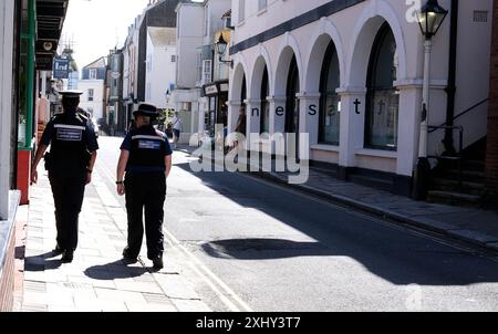 agents de soutien communautaire de la police dans la ville balnéaire de hastings, sussex de l'est, royaume-uni juillet 2024 Banque D'Images