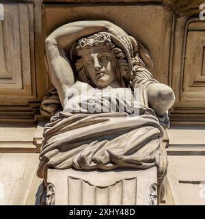 FRANCE. OCCITANY. HÉRAULT (34) SÈTE. LES CARYATIDES D'UN BÂTIMENT DATANT DE 1841 Banque D'Images