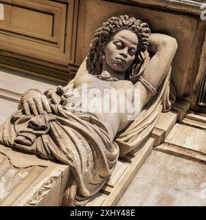 FRANCE. OCCITANY. HÉRAULT (34) SÈTE. LES CARYATIDES D'UN BÂTIMENT DATANT DE 1841 Banque D'Images